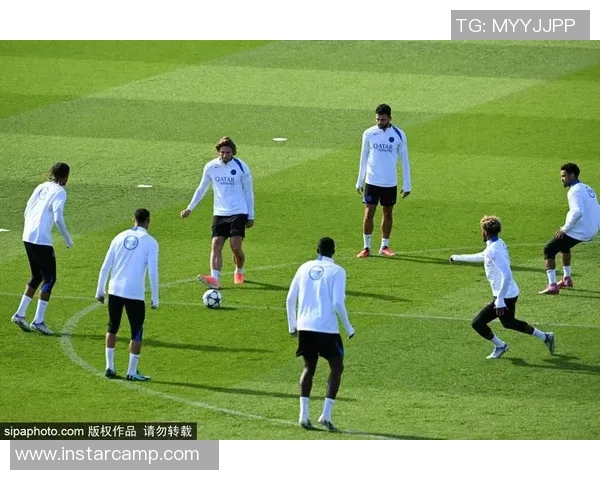 足球明星在赛场上瞬间蹲地的动人瞬间展现他们的坚韧与激情